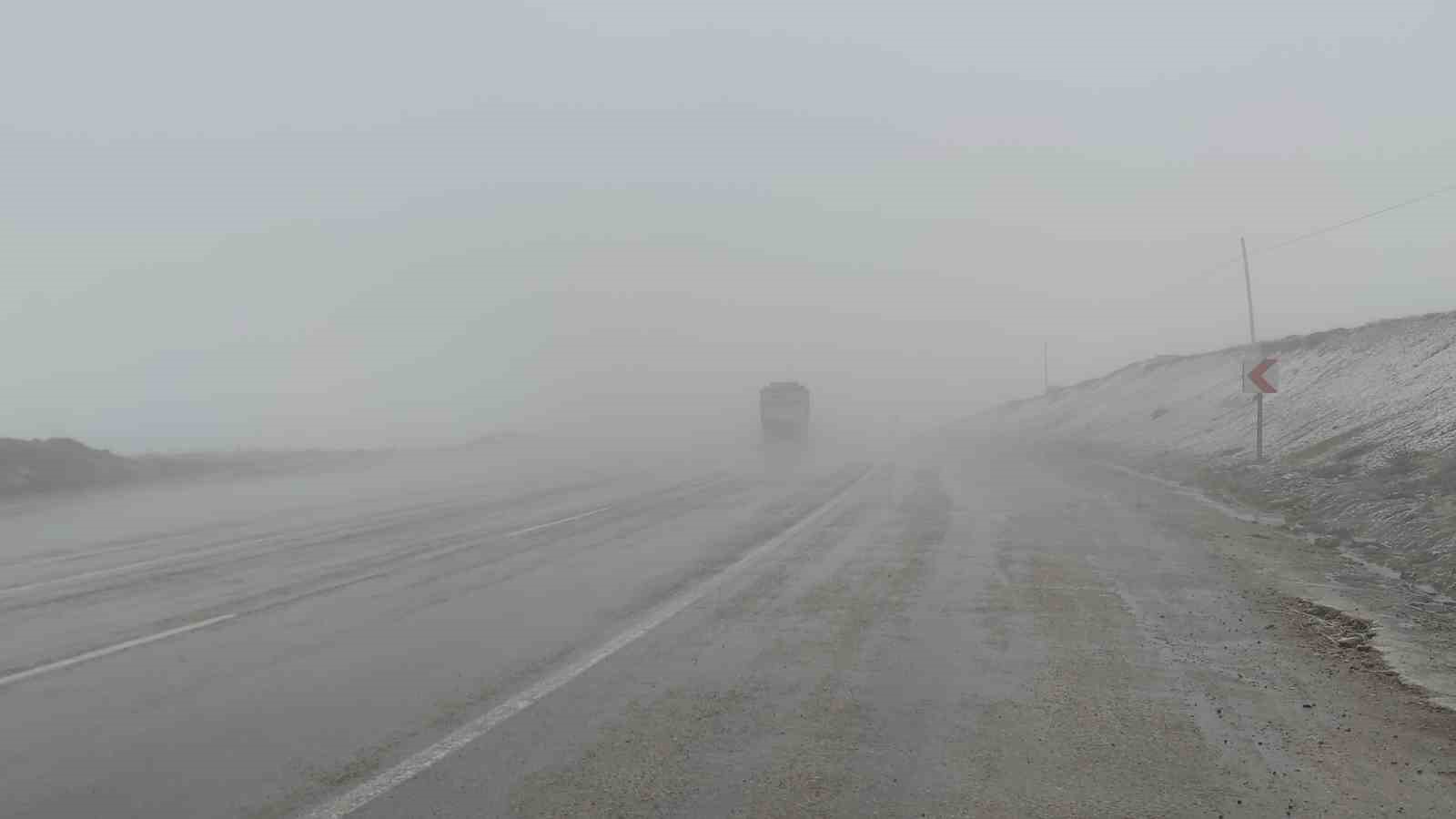 Van’da Kurubaş Geçidi’nde yoğun sis etkili oldu