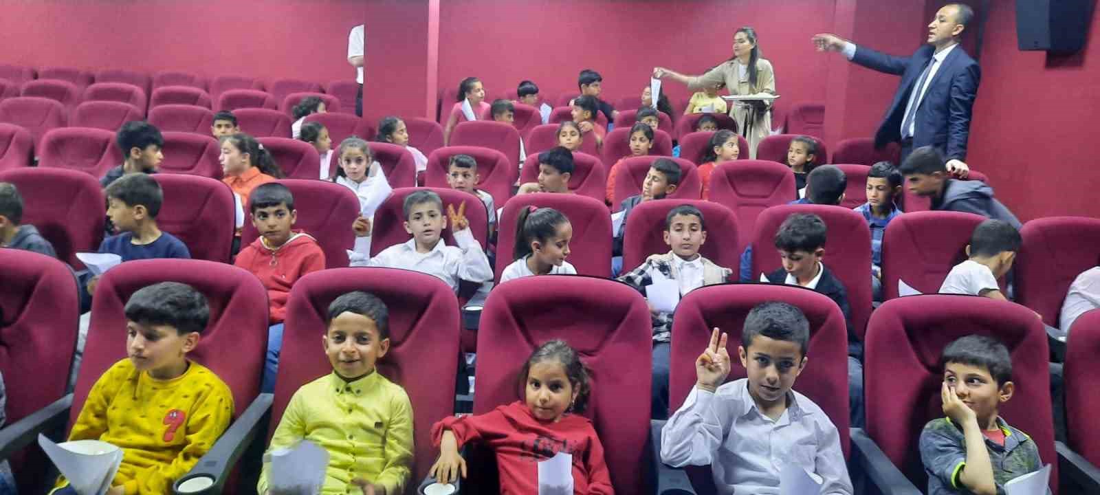 Köydeki öğrenciler ilk kez sinemada film izledi