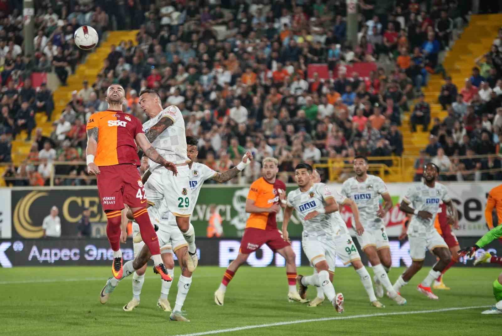 Trendyol Süper Lig: Alanyaspor: 0 - Galatasaray: 0 (İlk yarı)