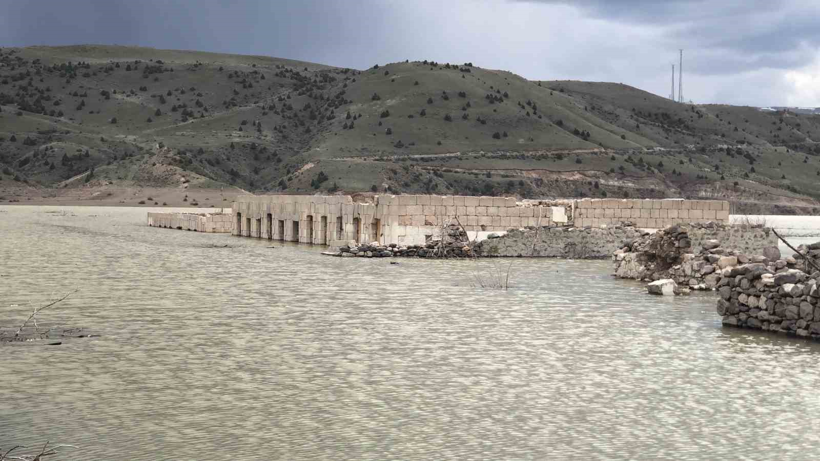 Kars’ta baraj kapakları kapandı, eski köy sular altında kaldı