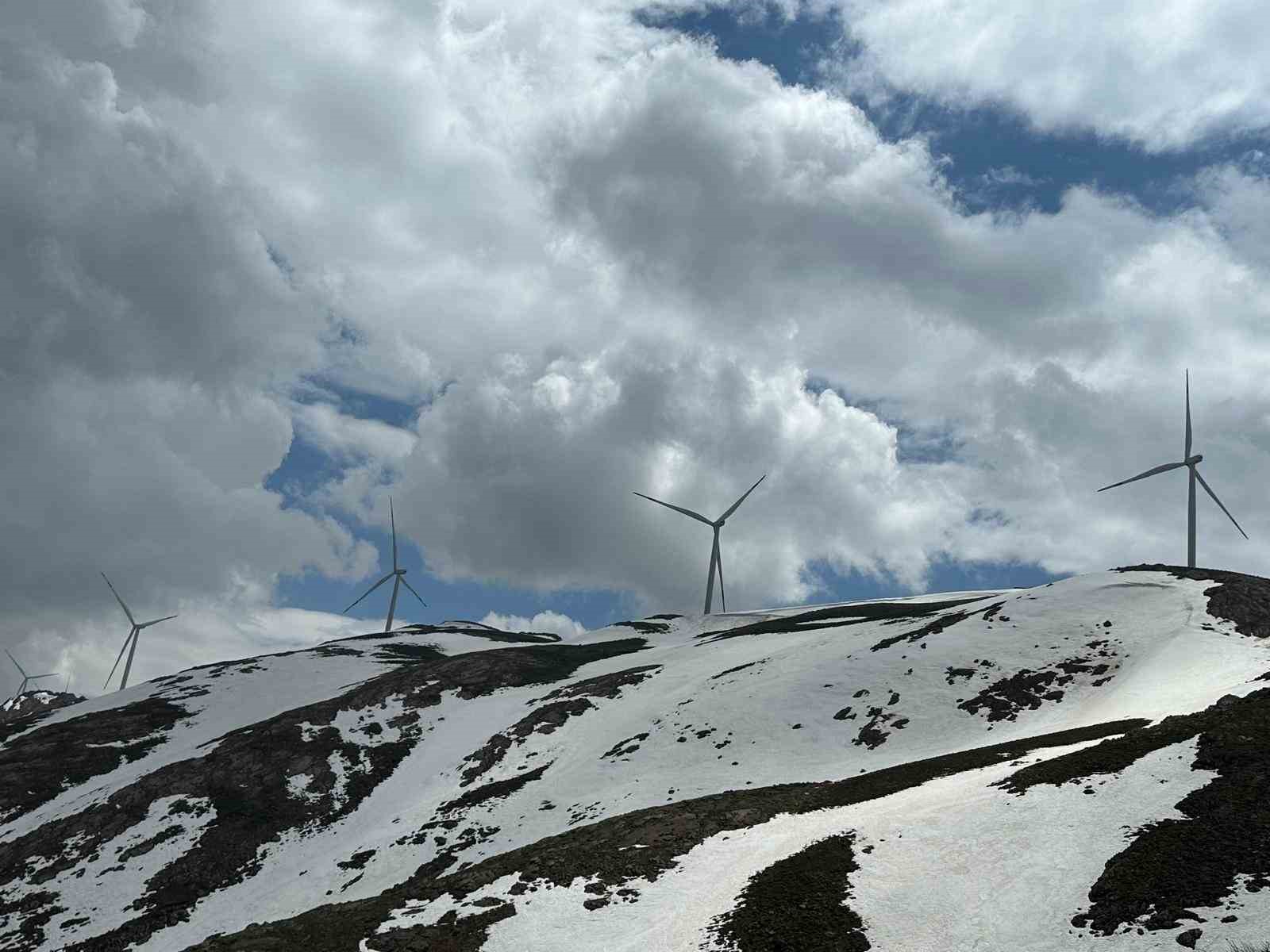 Dağcılar yenilenebilir enerjiye dikkat çekmek için tırmandı