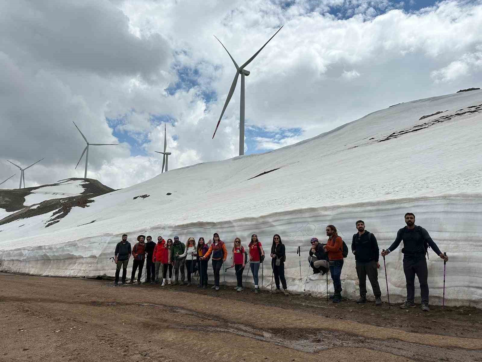 Dağcılar yenilenebilir enerjiye dikkat çekmek için tırmandı