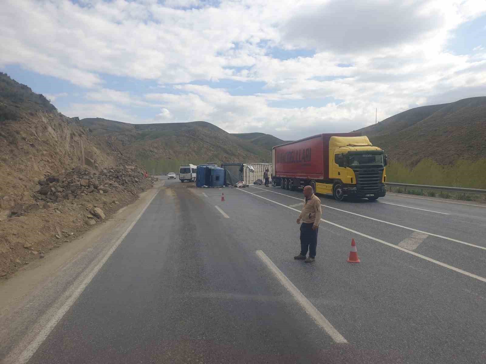 Van’da çay yüklü tır devrildi: 1 yaralı