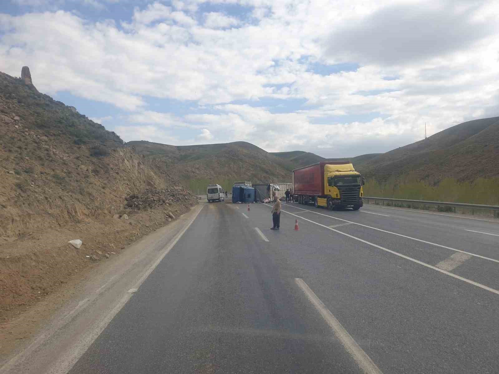 Van’da çay yüklü tır devrildi: 1 yaralı