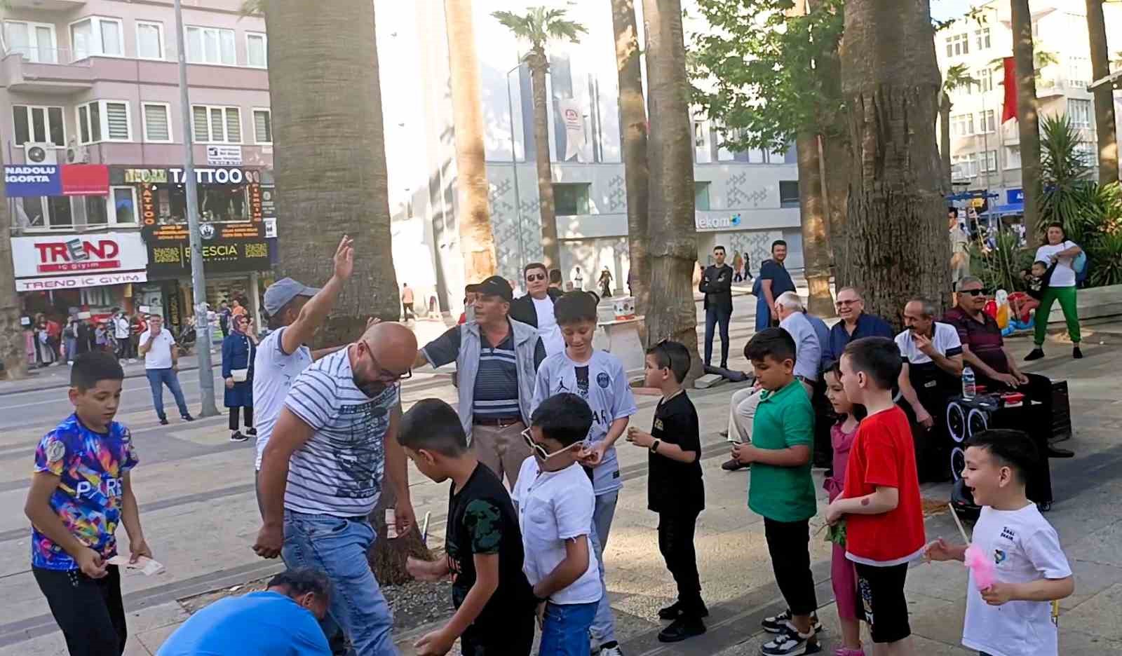 Gören gözlerine inanamadı, hem oynadı hem para dağıttı