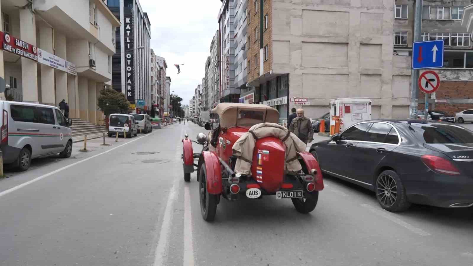 İngiliz çift, asırlık klasik otomobille dünyayı turluyor