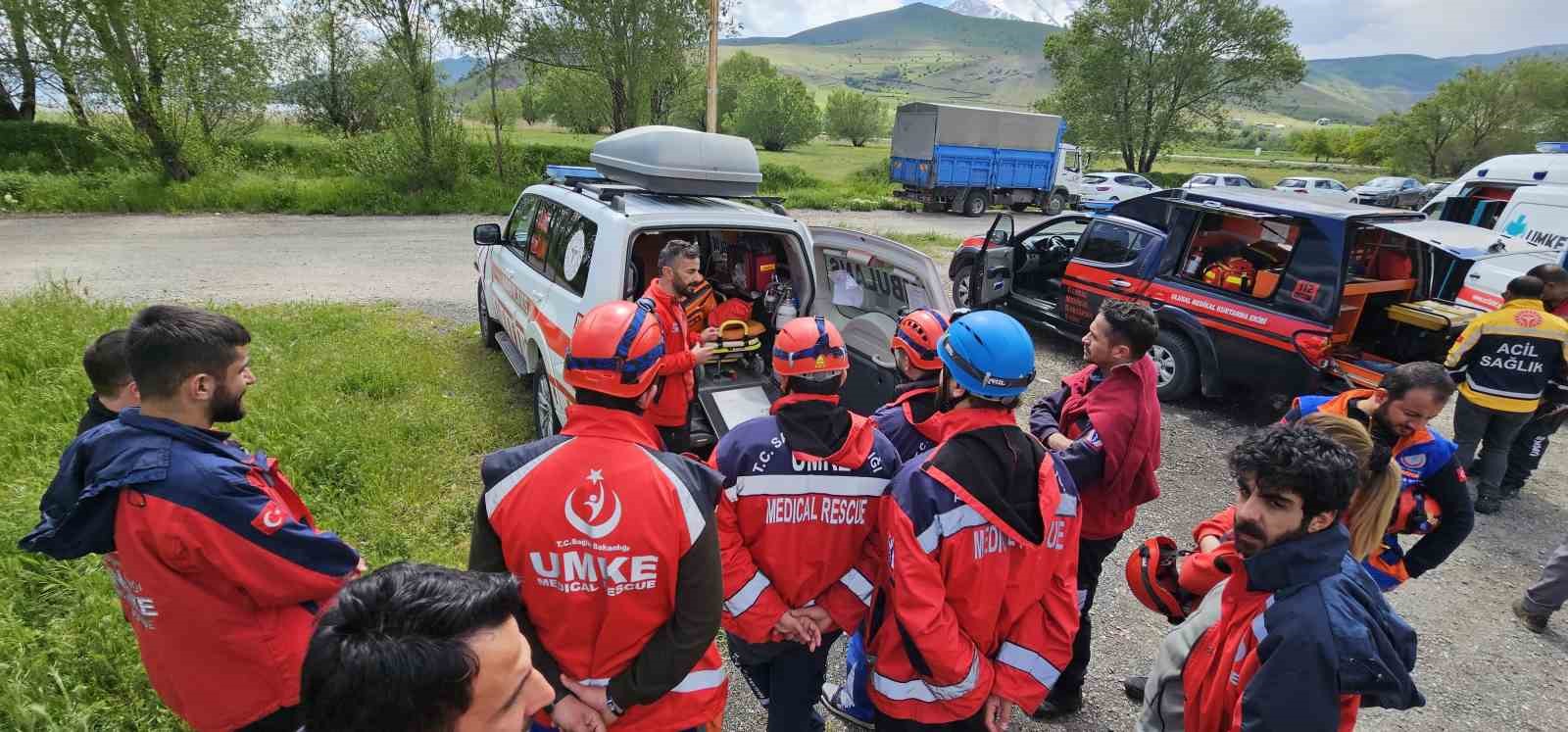 Van’da UMKE gönüllülerine temel eğitim kampı