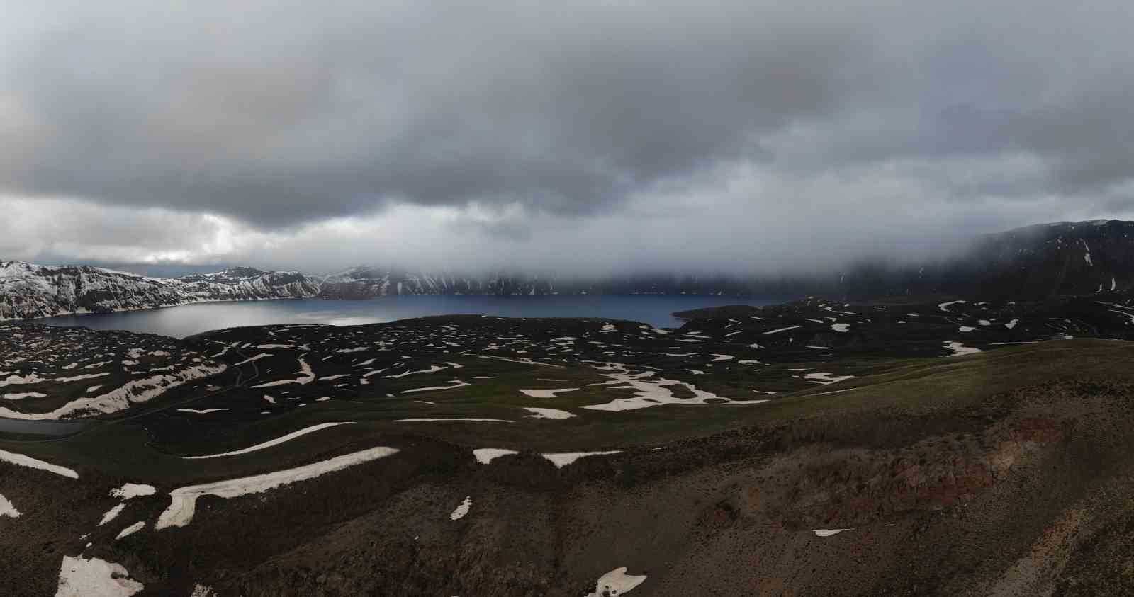 Nemrut Krater Gölü’nde bulut geçişi görsel şölen oluşturdu