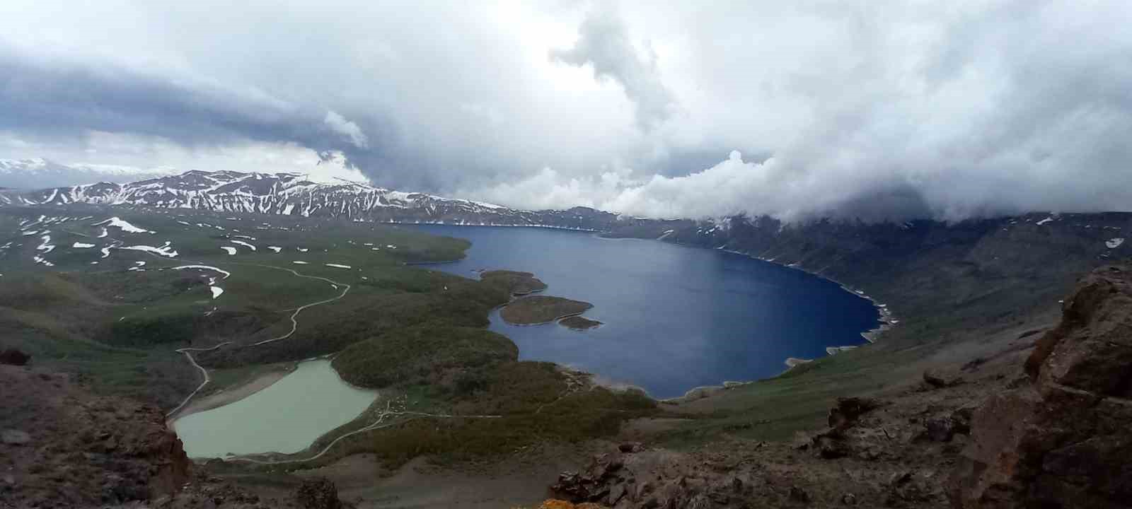 Nemrut Krater Gölü’nde bulut geçişi görsel şölen oluşturdu