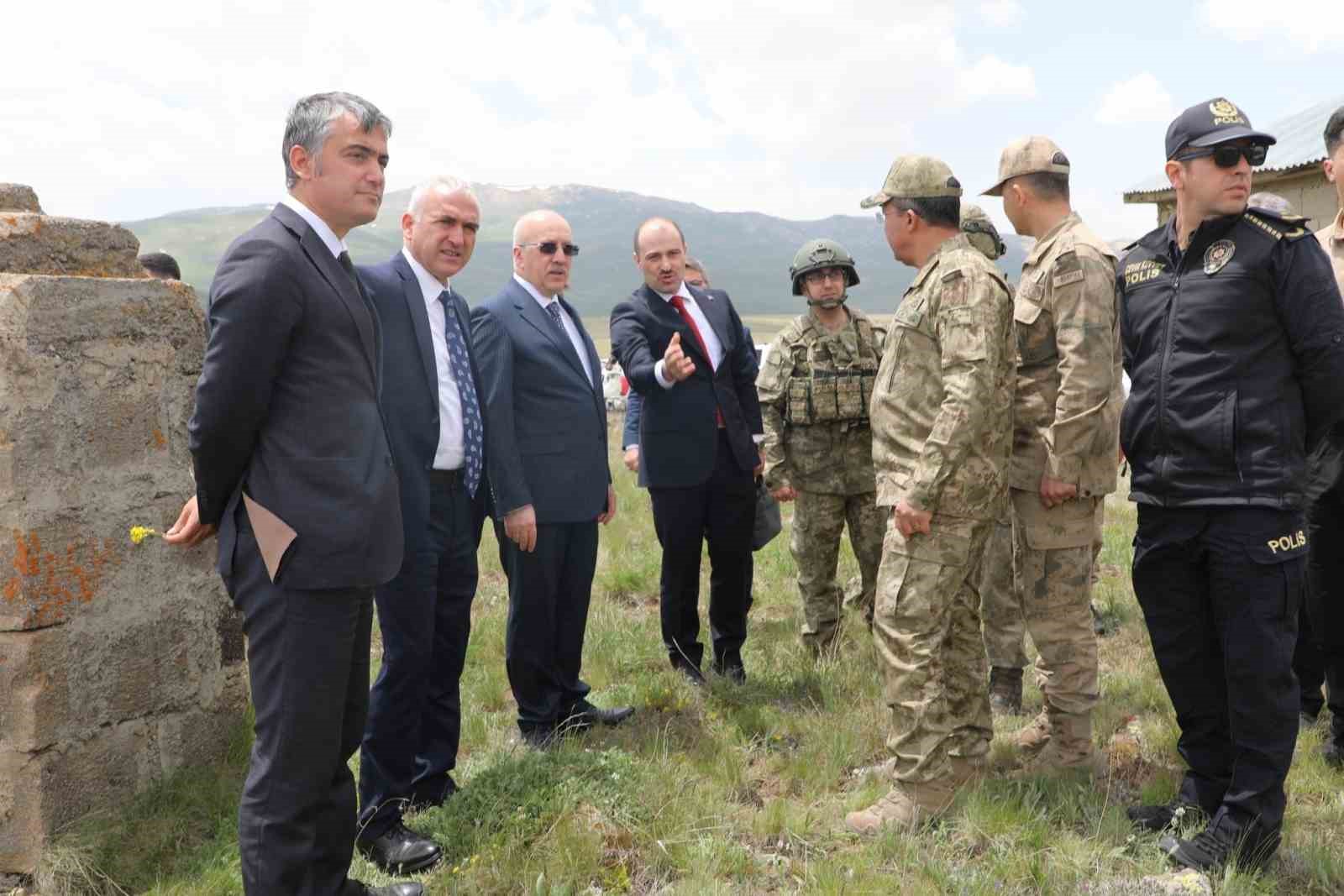 Bakan Yardımcısı Uçarmak, Gelincik Sınır Kapısı bölgesinde incelemelerde bulundu