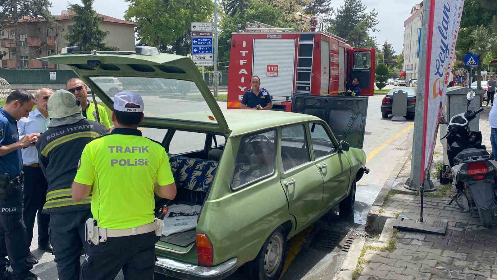 Aracı yanan vatandaşın imdadına polis ekipleri yetişti