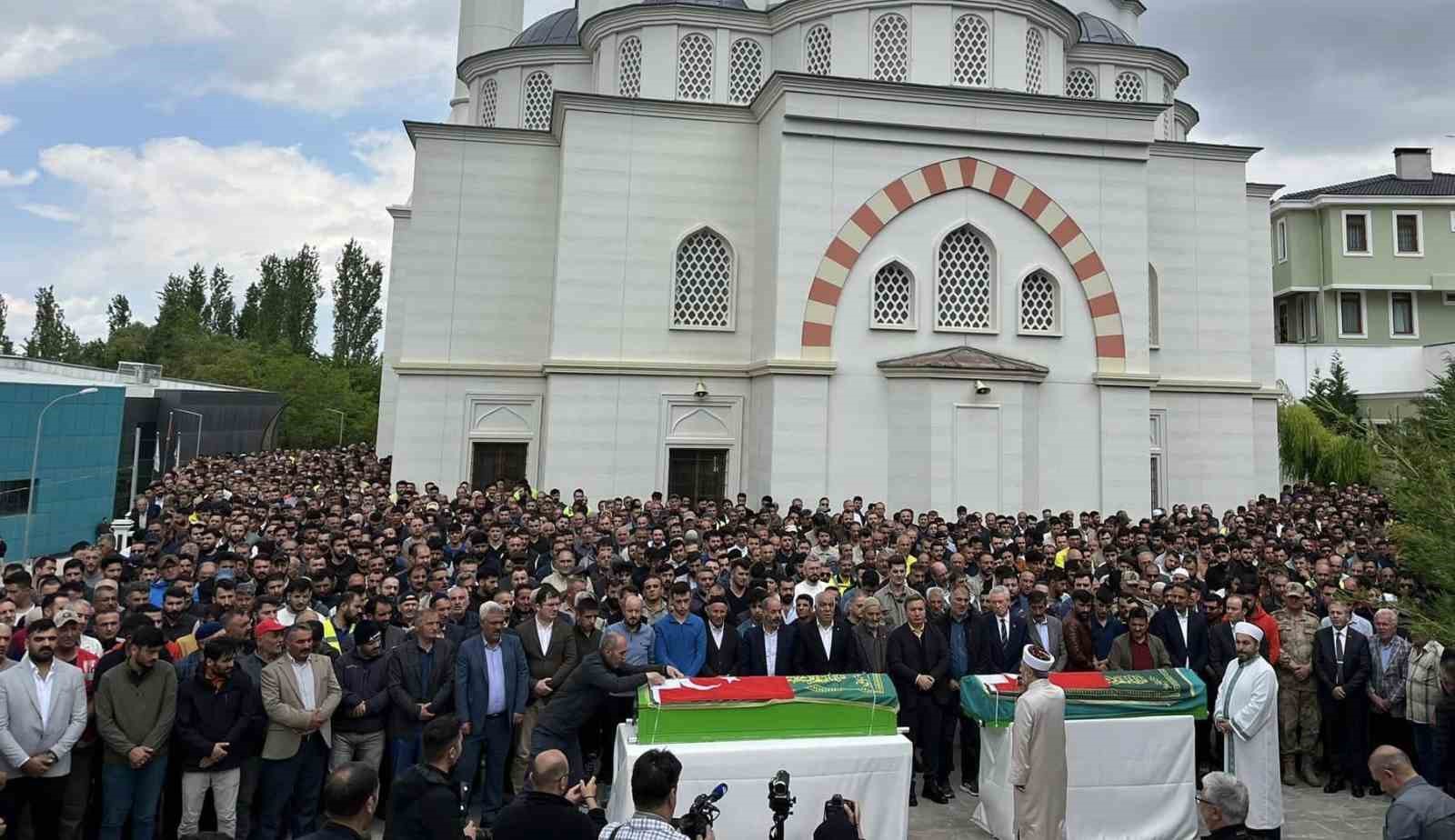 Maden işçileri son yolculuğuna uğurlandı