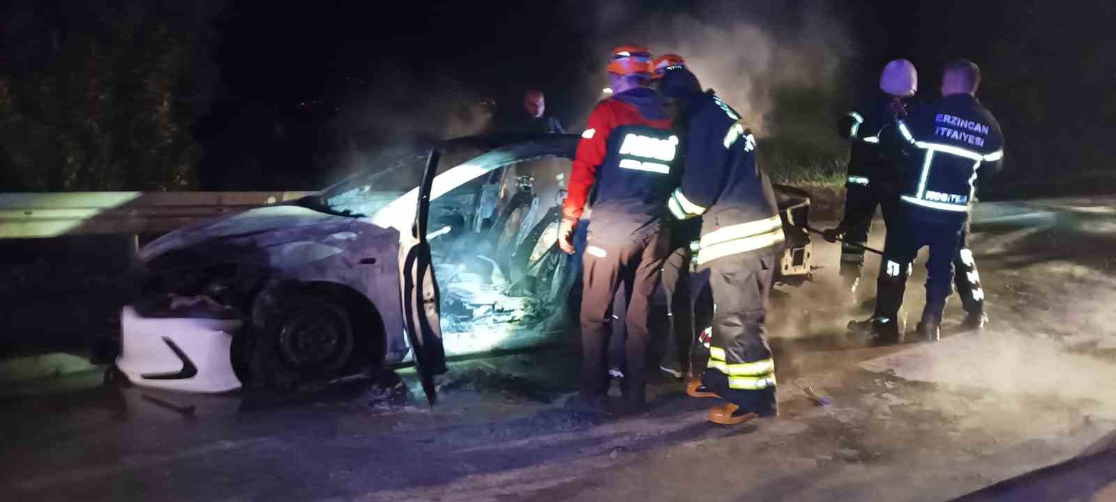 Erzincan’da 1 kişi yanan araçta can verdi