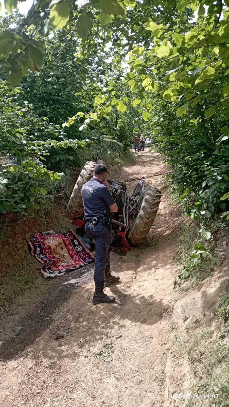 Devrilen traktörün altında kalan adam hayatını kaybetti