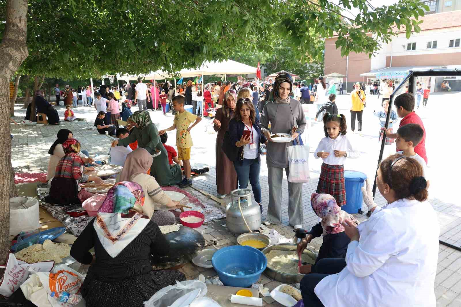 Yüzlerce öğrenci ve veliden anlamlı etkinlik