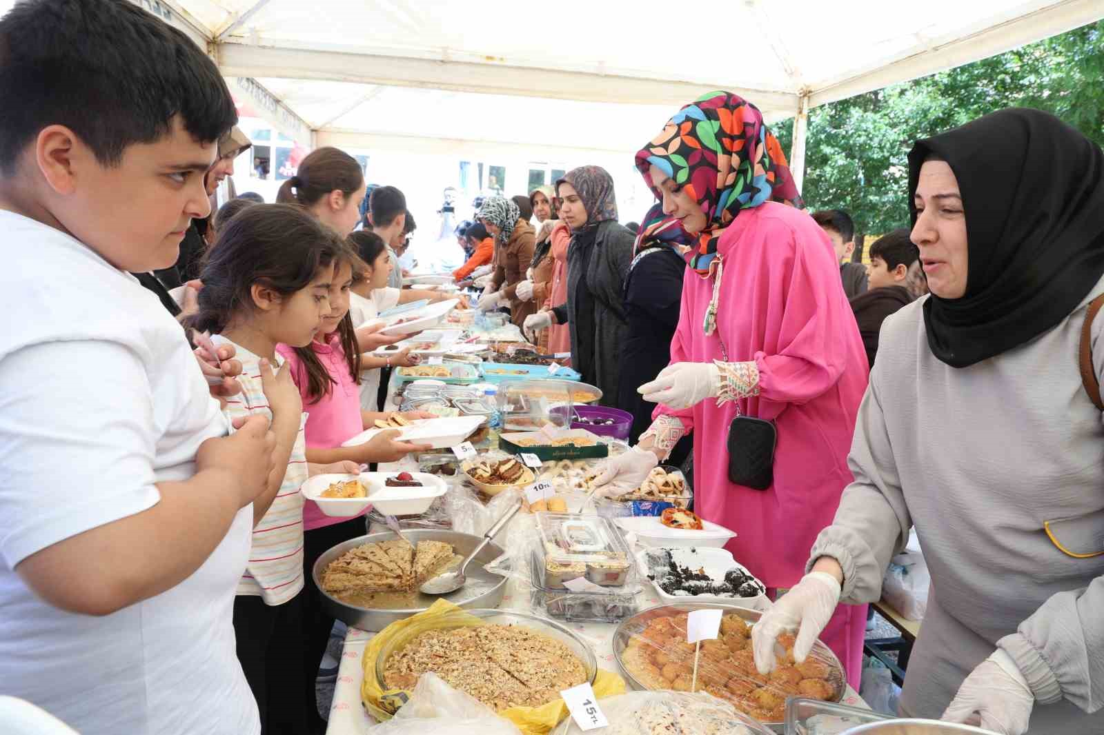 Yüzlerce öğrenci ve veliden anlamlı etkinlik