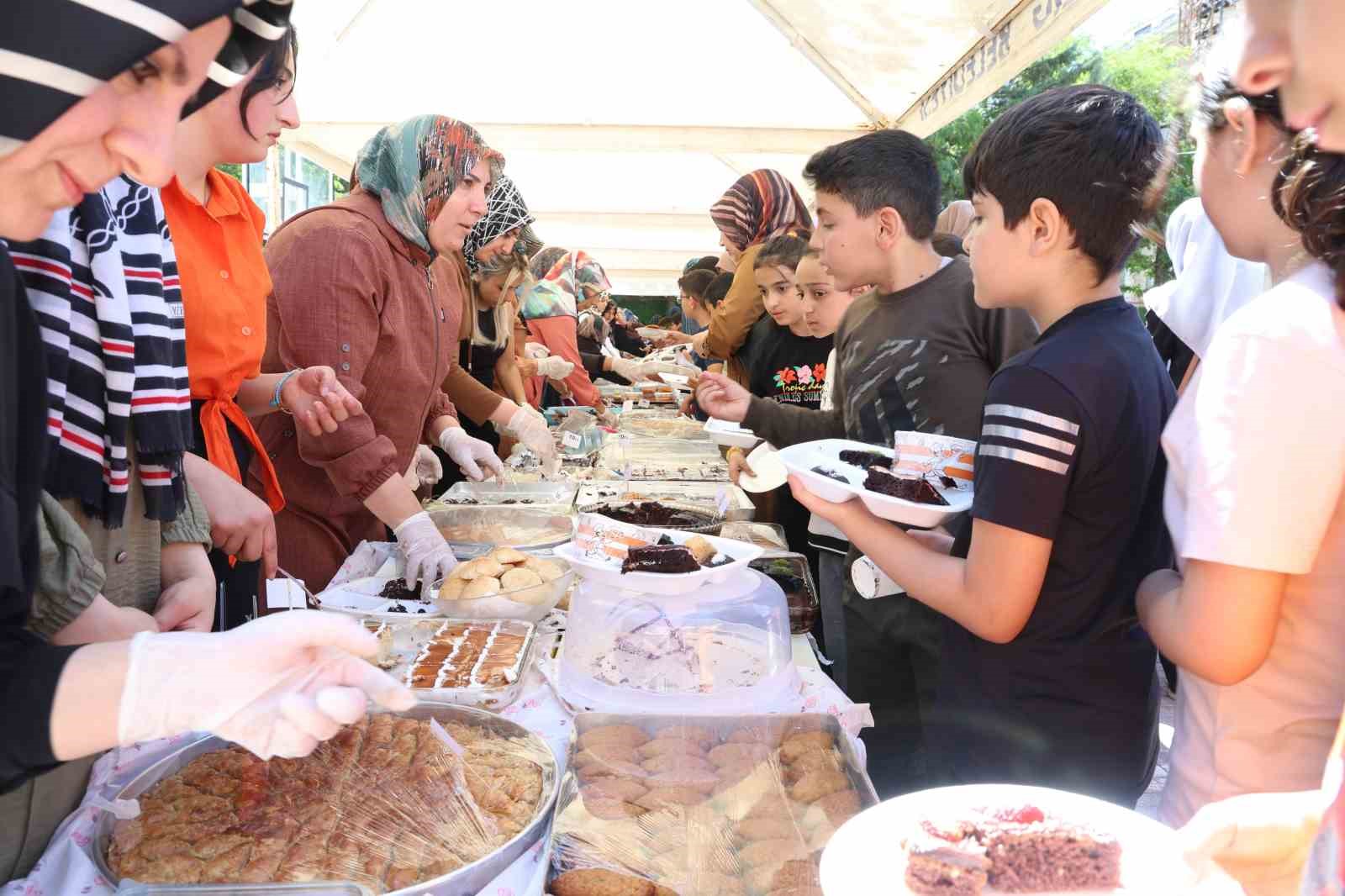 Yüzlerce öğrenci ve veliden anlamlı etkinlik