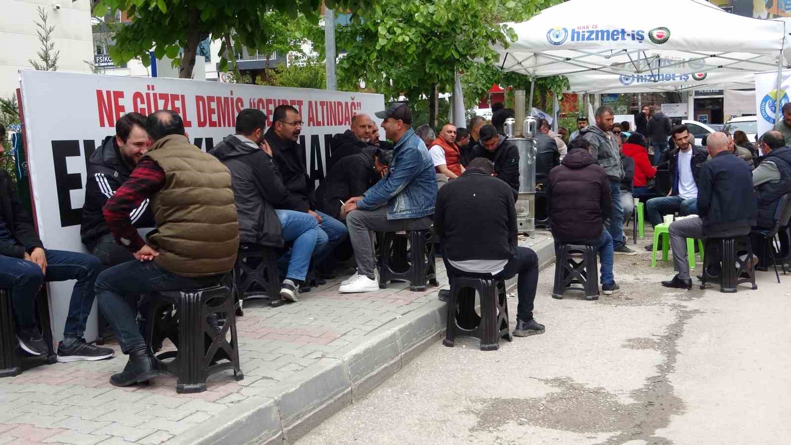 Van’da işten çıkarılan işçilerin oturma eylemi devam ediyor