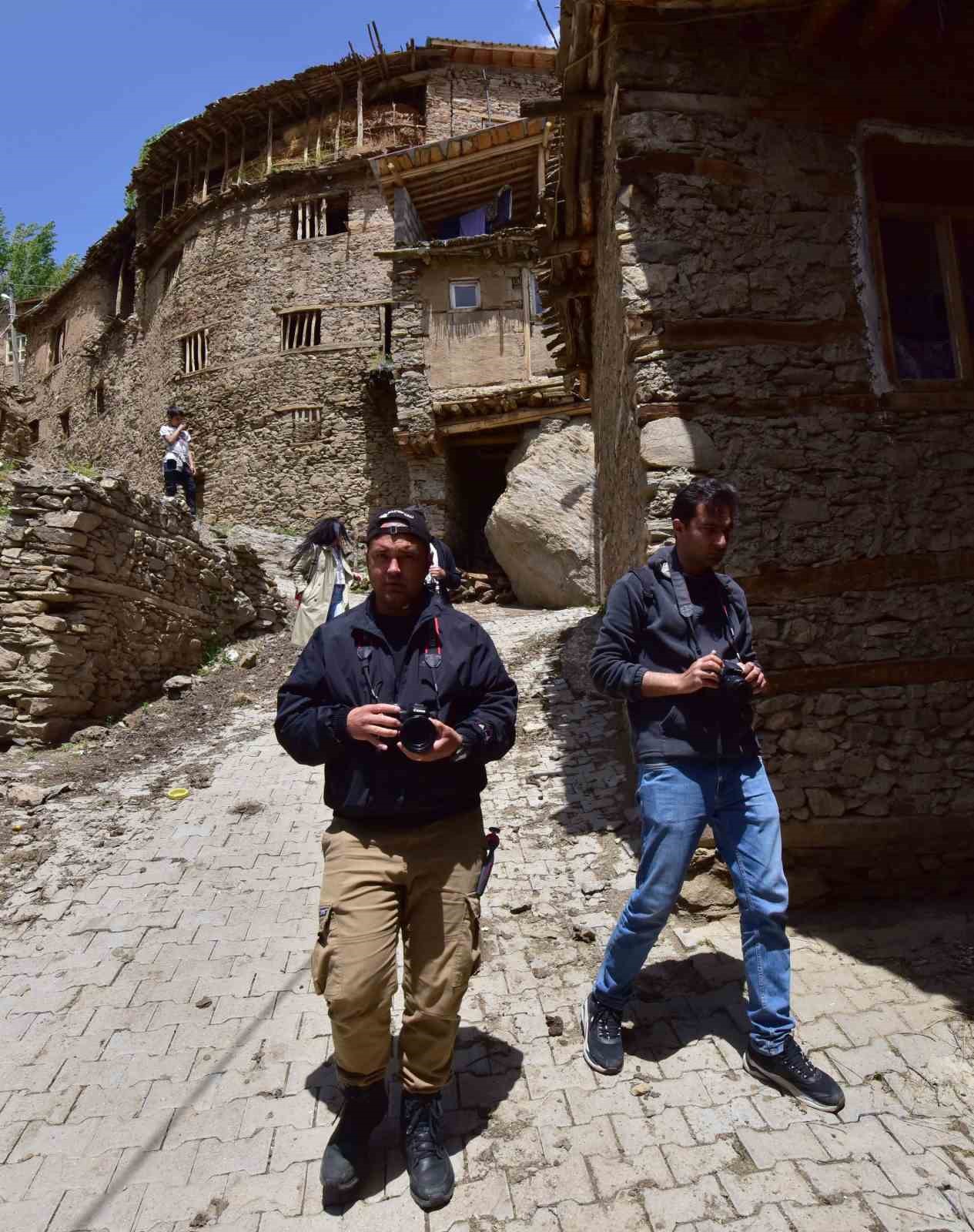 Hizan’ın taş evlerden oluşan köylerine gezgin ve fotoğrafçılardan yoğun ilgi