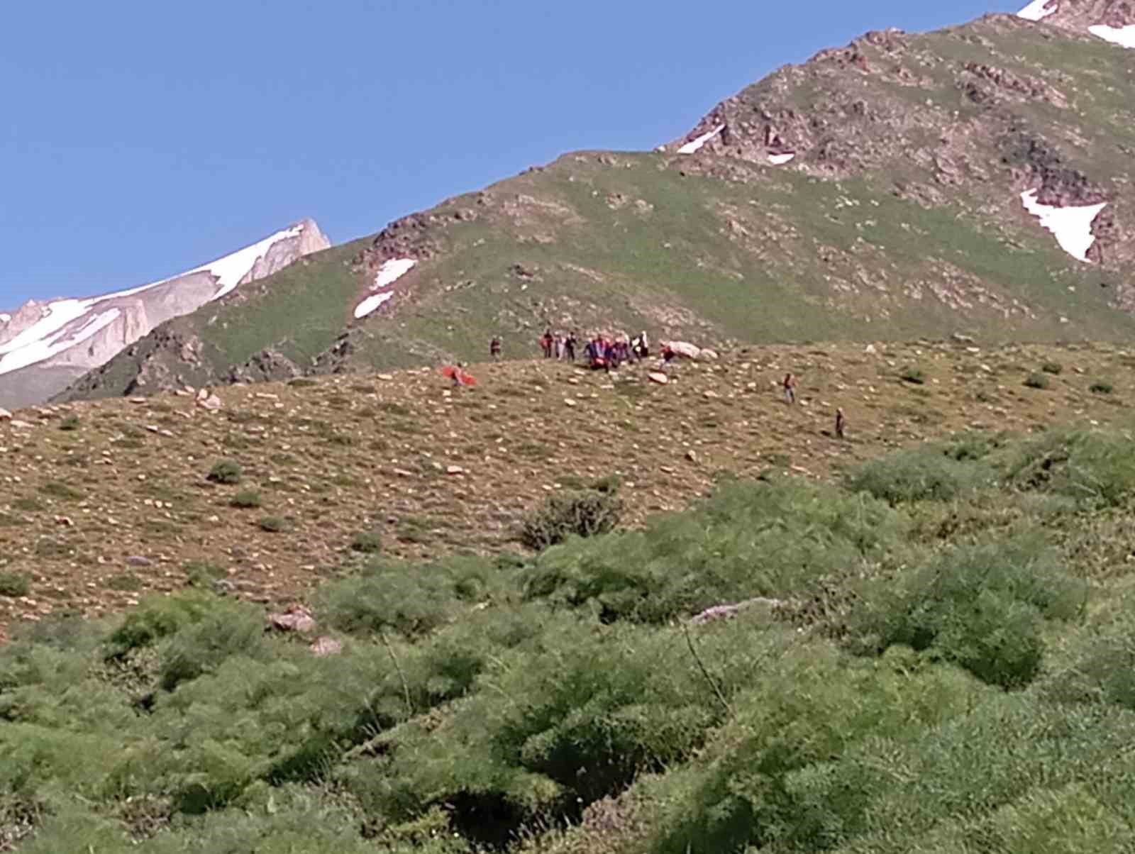 Kayalıklardan düşerek mahsur kalan 2 kişi kurtarıldı