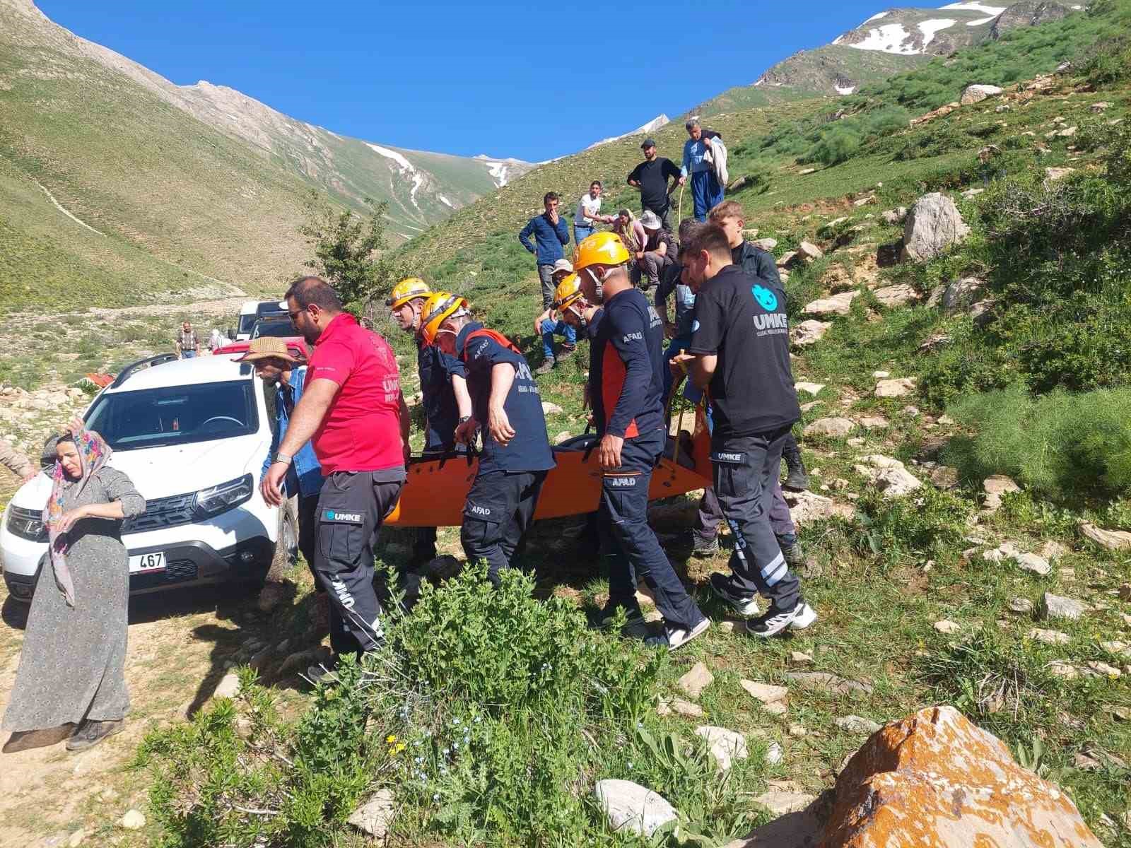 Kayalıklardan düşerek mahsur kalan 2 kişi kurtarıldı