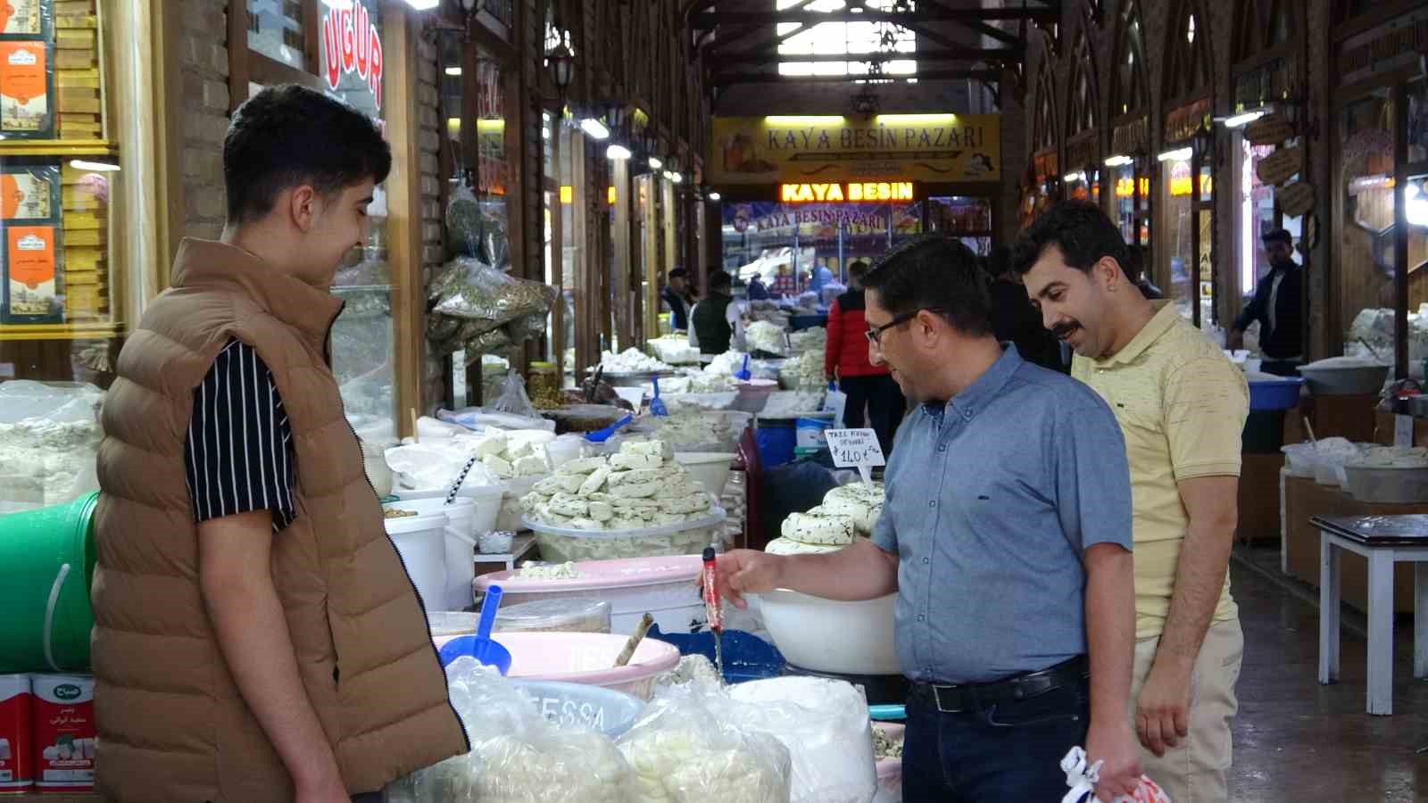 Van’ın taze otlu peyniri satışa sunuldu