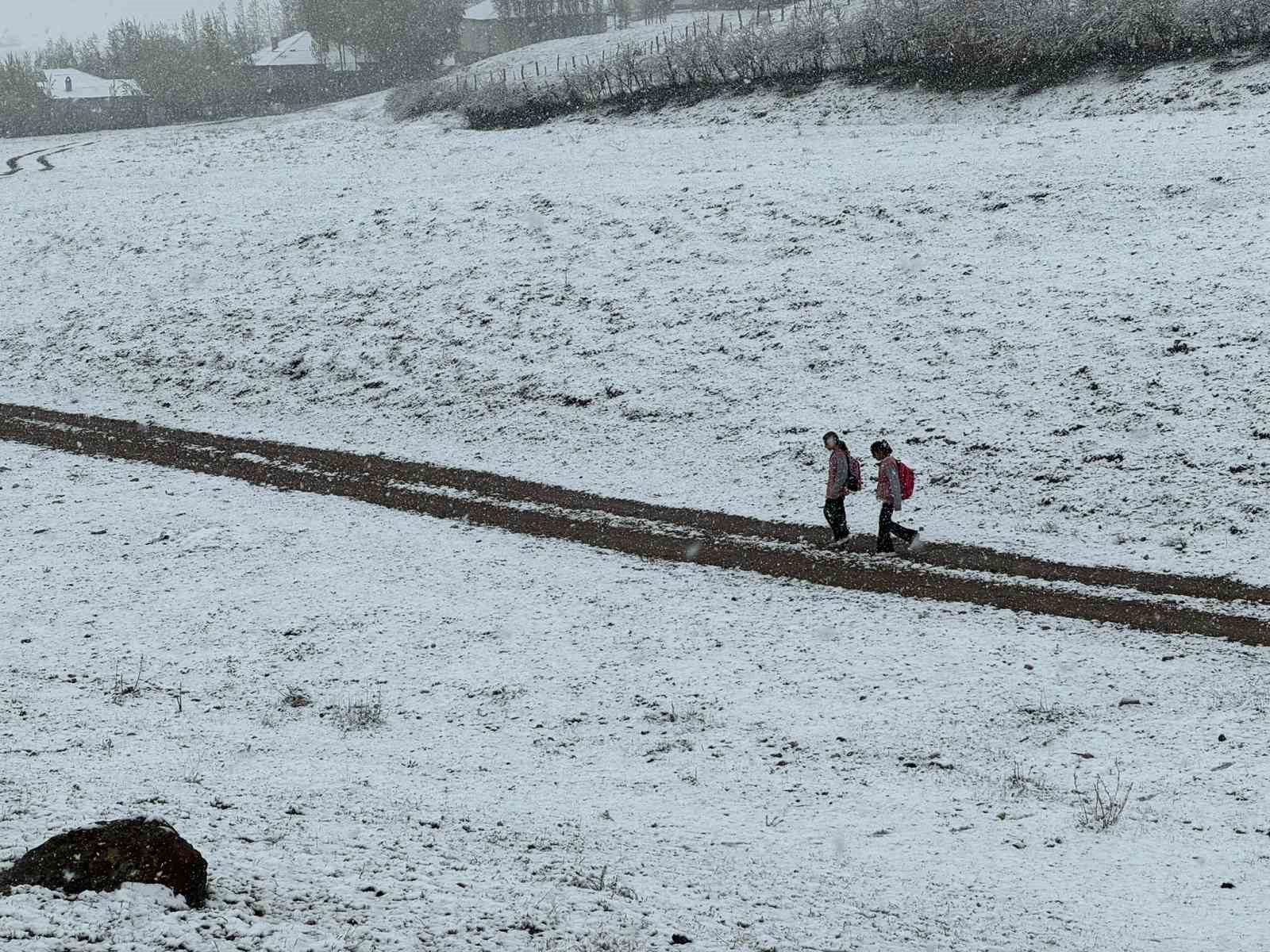 Mayıs ayında kar esareti: Her yer beyaza büründü