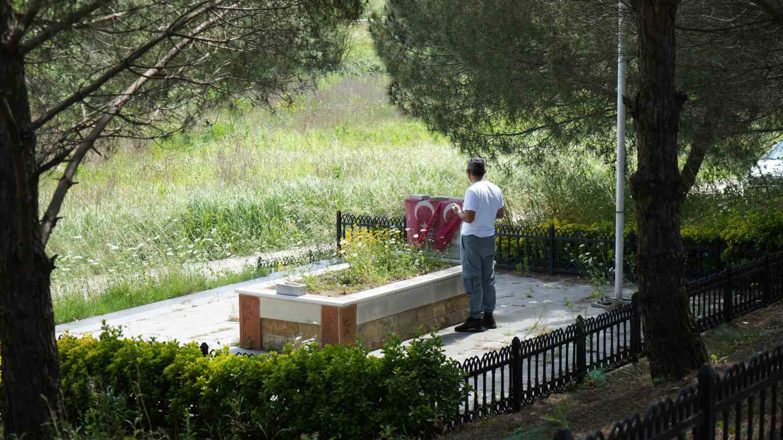 Arnavutköy’de defineciler şehit mezarlığının etrafını delik deşik etti