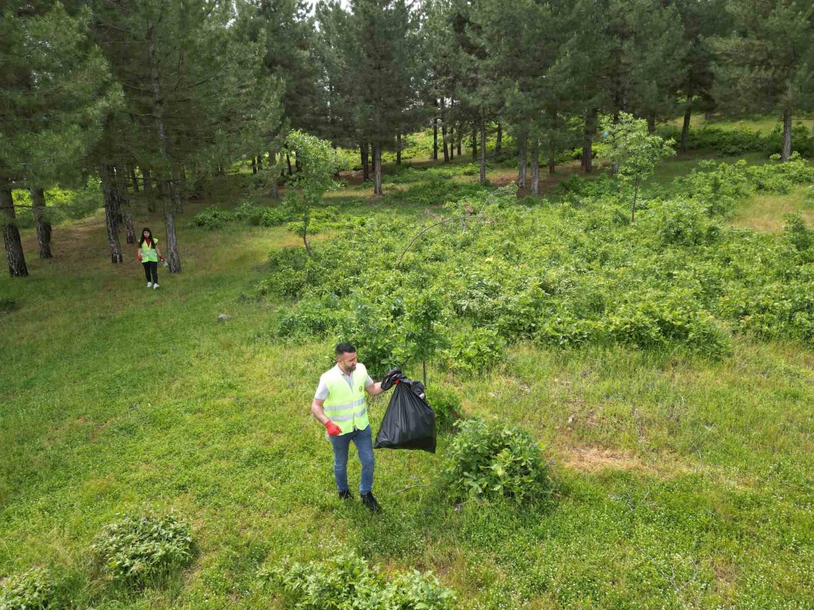 Bingöl’de yangınları önlemek için ormandaki çöpler toplandı