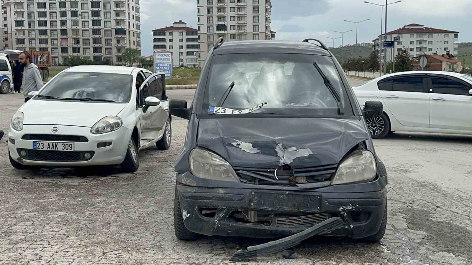 Kazada otomobile sıkışan sürücüyü itfaiye kurtardı
