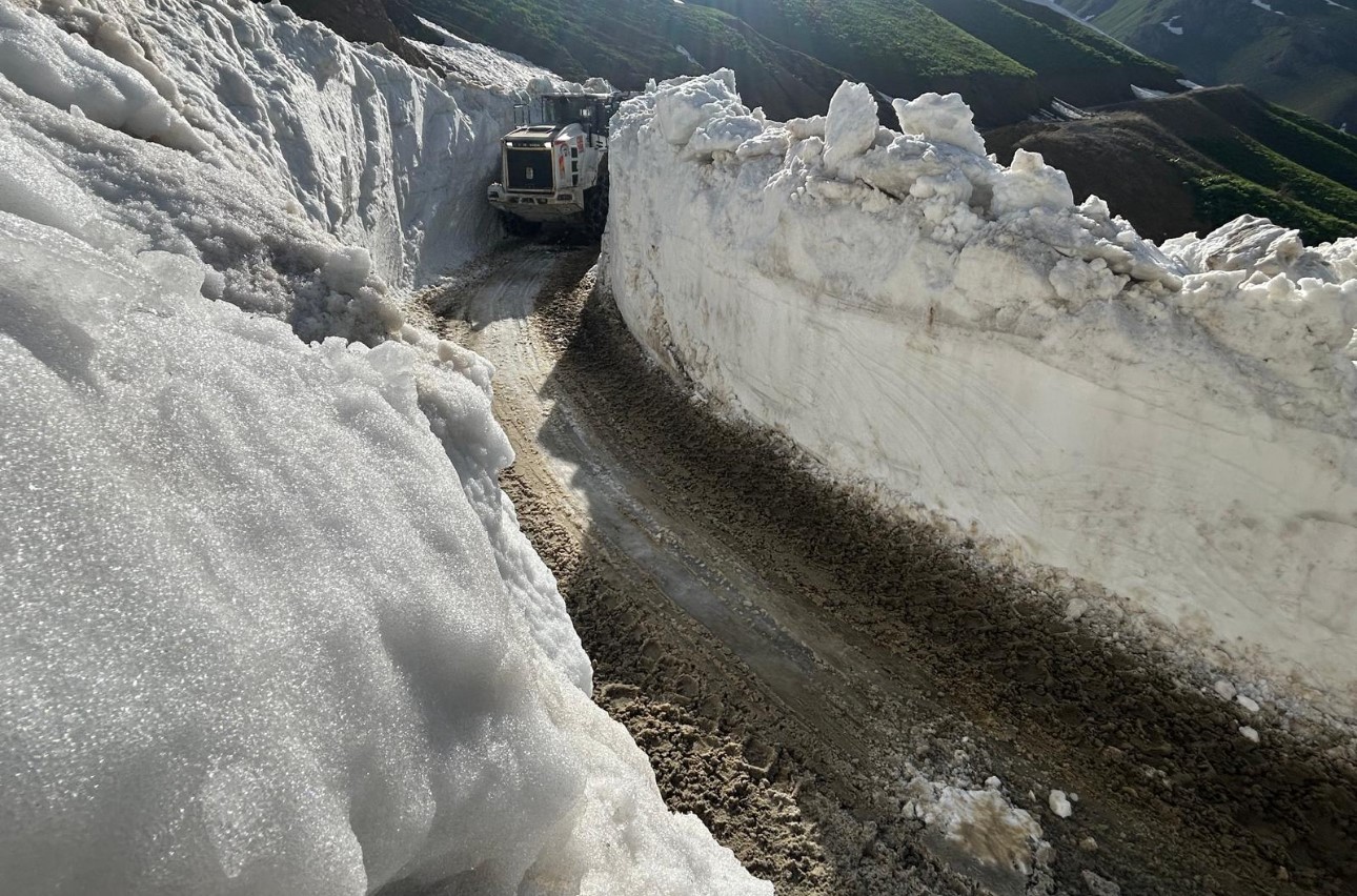 Yüksekova’da 5 metre yüksekliğindeki kar tünelleri şaşırttı