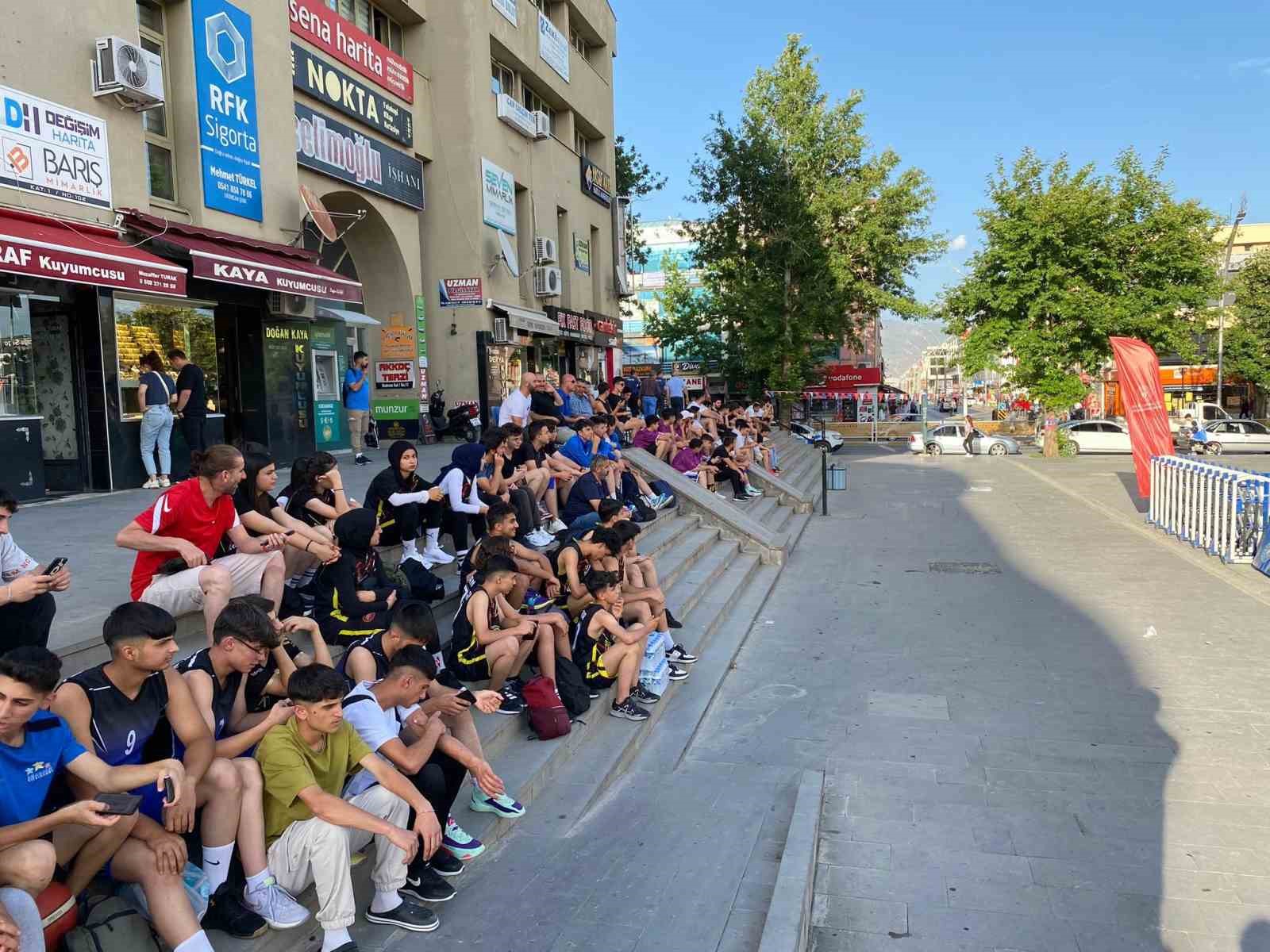 Erzincan’da sokaklar basketbol sahasına döndü