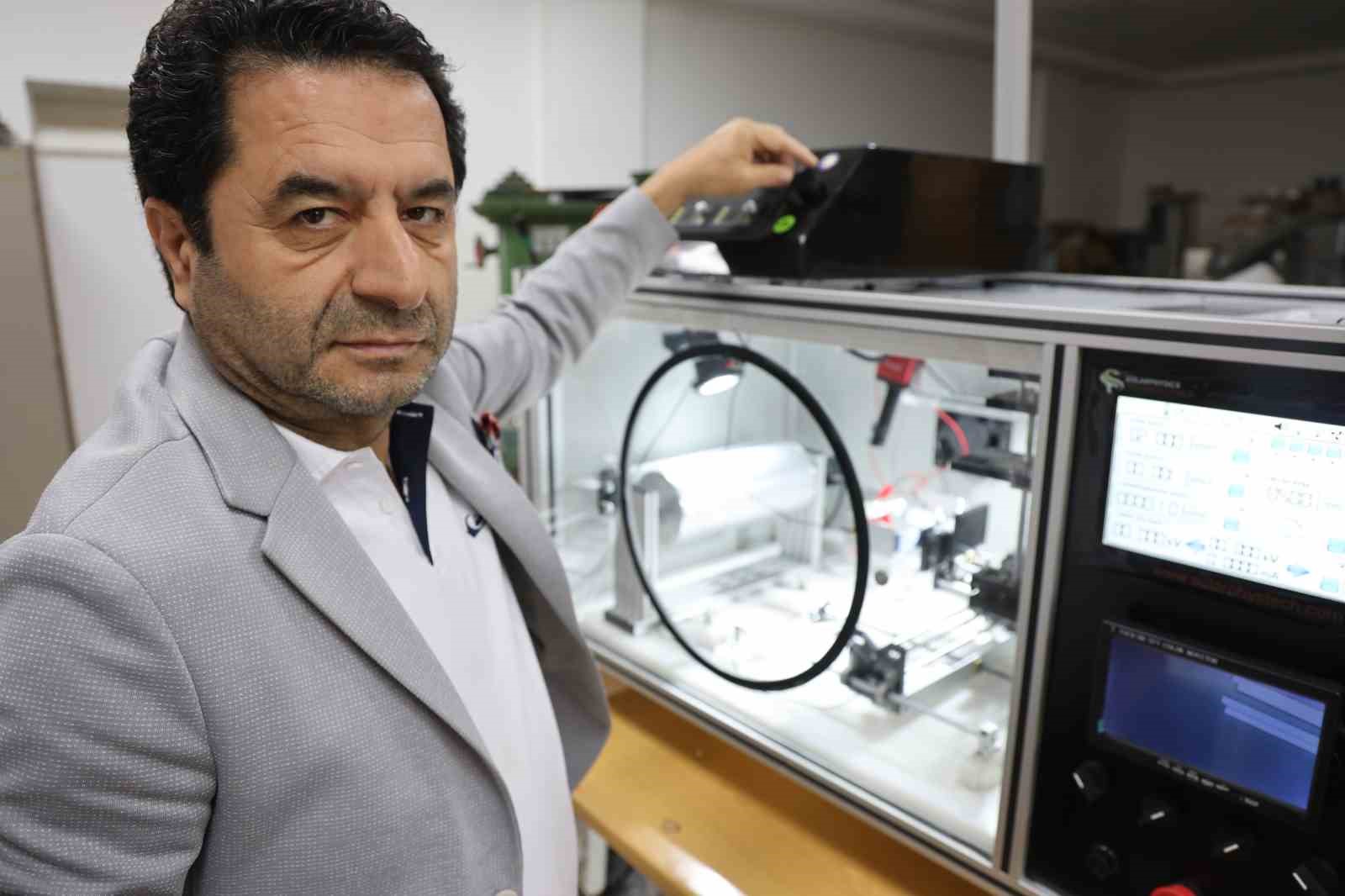 Türk profesör, fiziğin meşhur Coulomb Kanunu’nu cihaza dönüştürdü