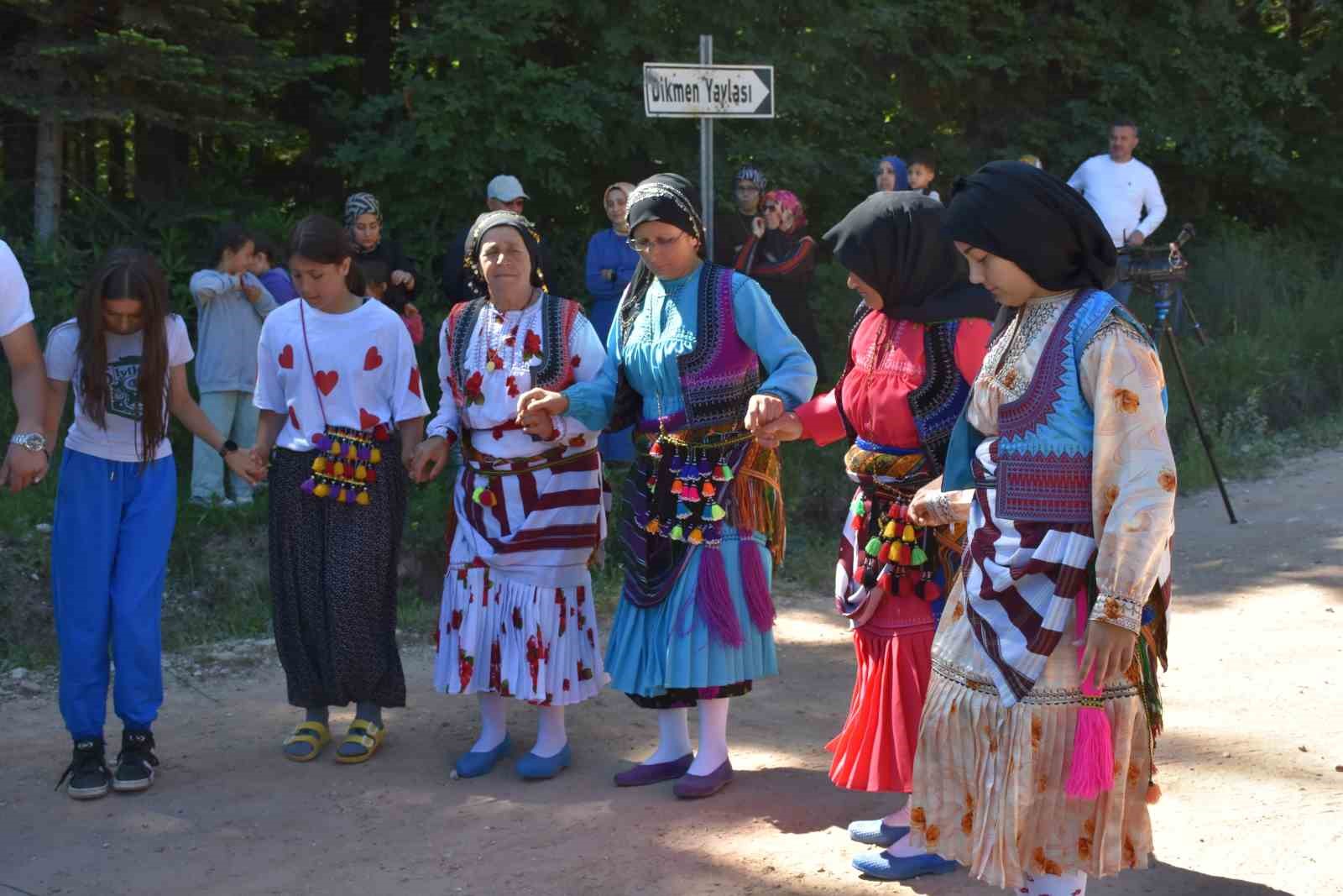 117 yıldır devam eden gelenek: Gelin gibi süslenen hayvanları ile göçe başladılar