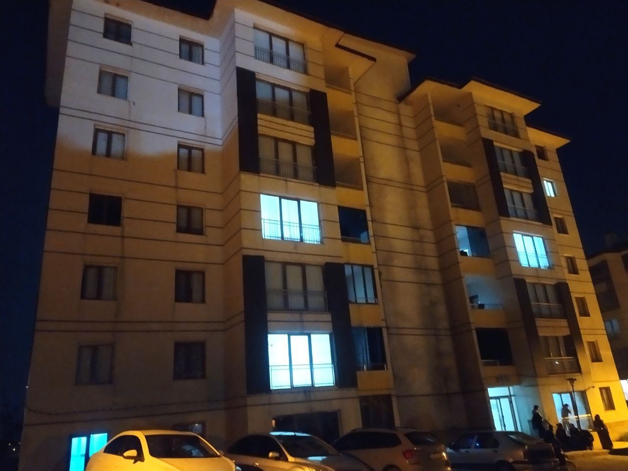 Yüksekova’da binanın 3’üncü katından düşen genç yaralandı