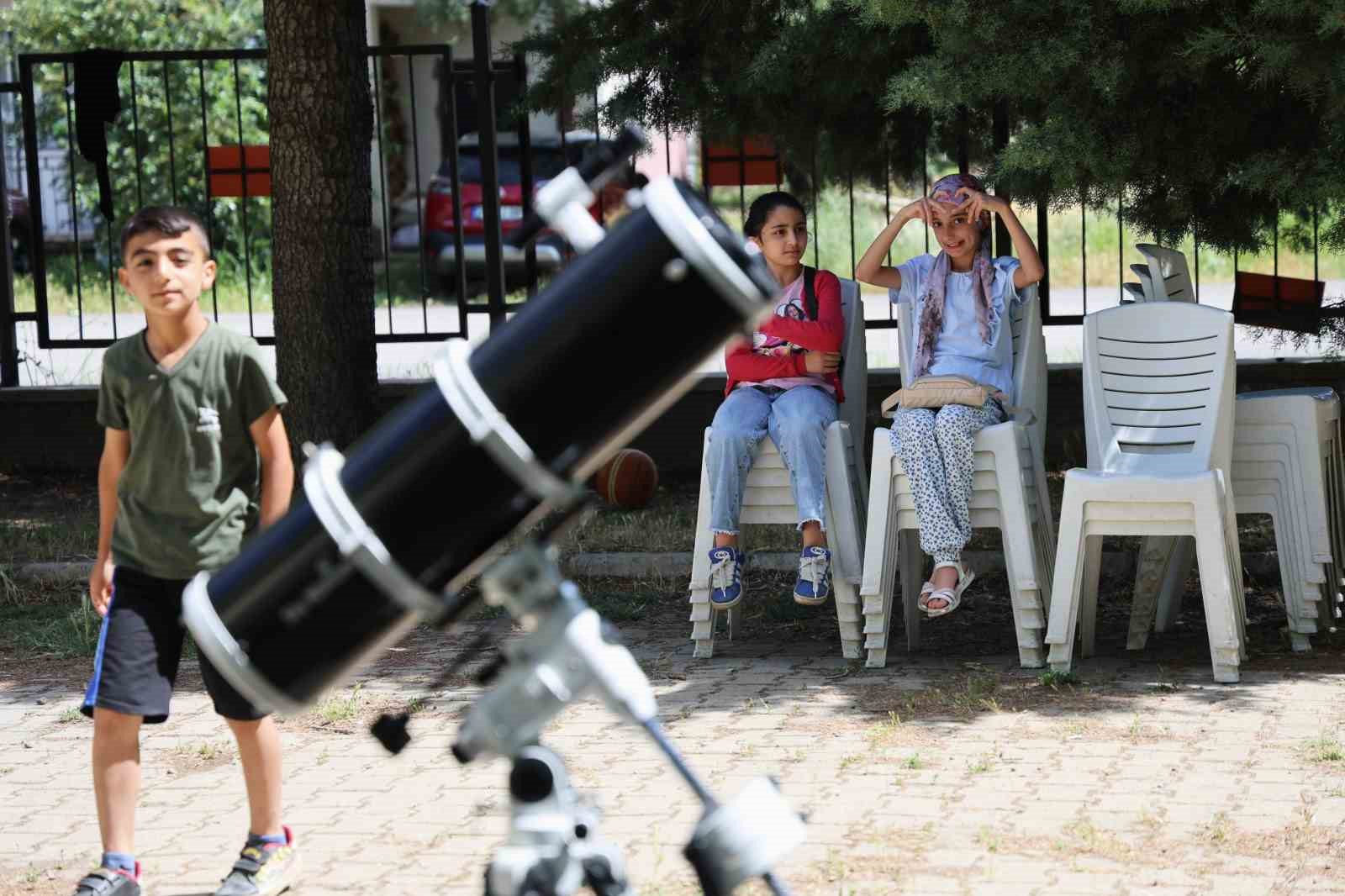 Kırsaldaki öğrenciler teleskopla güneşi gözlemledi, motor pervaneli maket uçak üretti