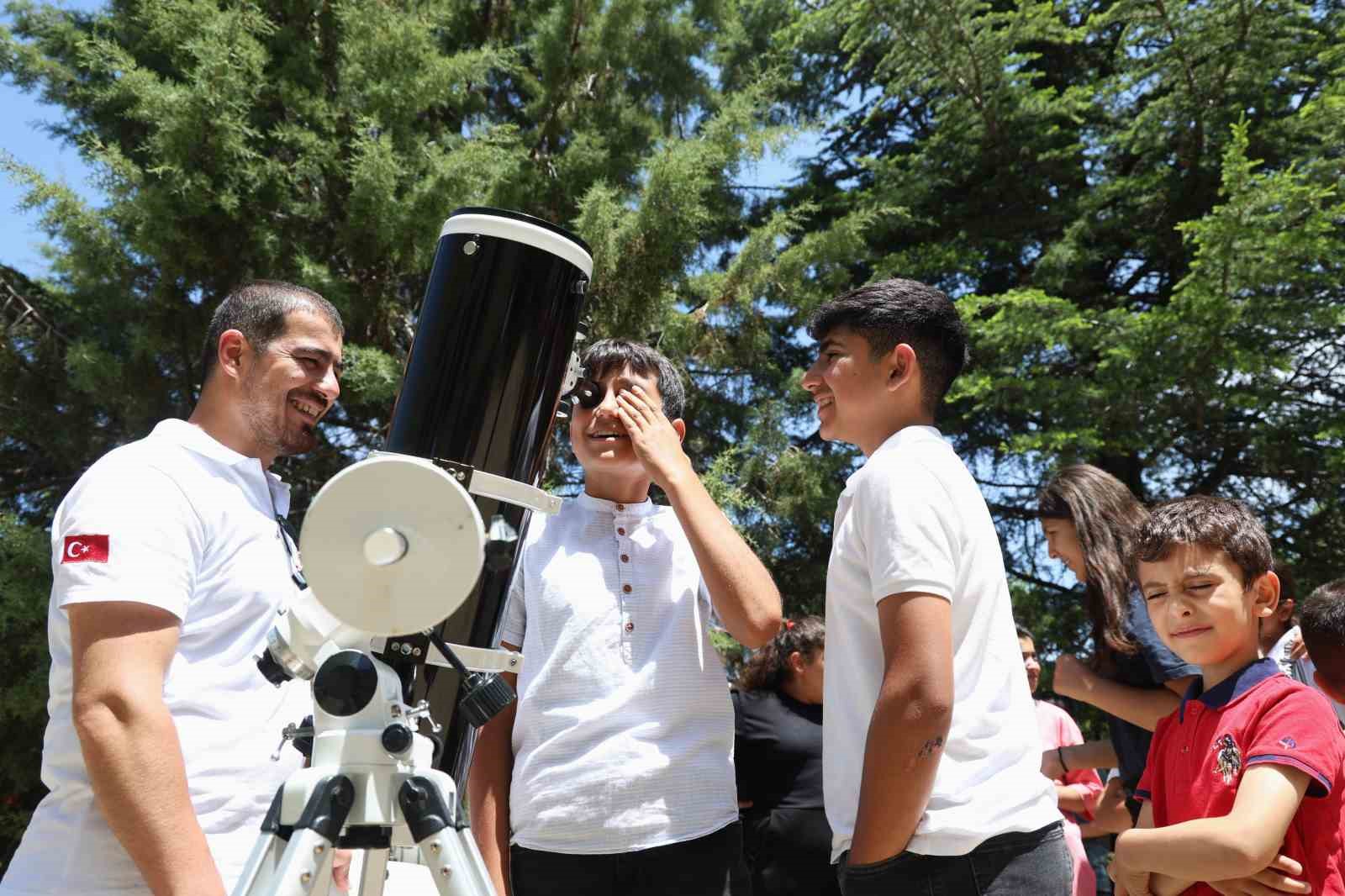 Kırsaldaki öğrenciler teleskopla güneşi gözlemledi, motor pervaneli maket uçak üretti