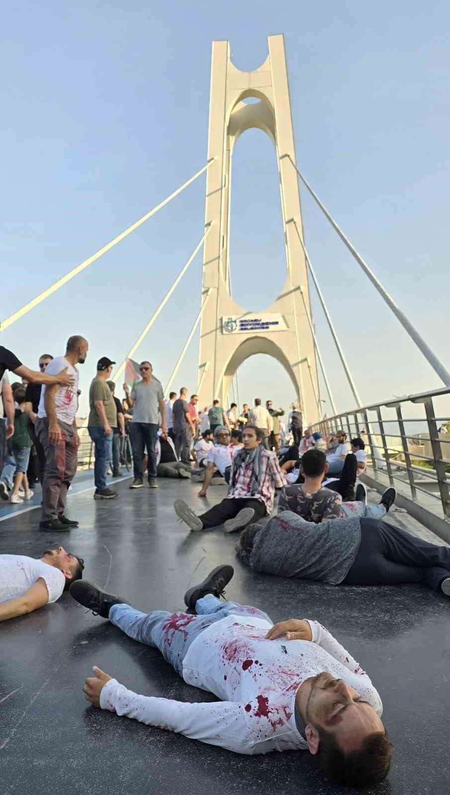 Köprüye çıkan yüzlerce kişi kırmızı boya sürüp Filistin’deki ölümlere tepki gösterdi
