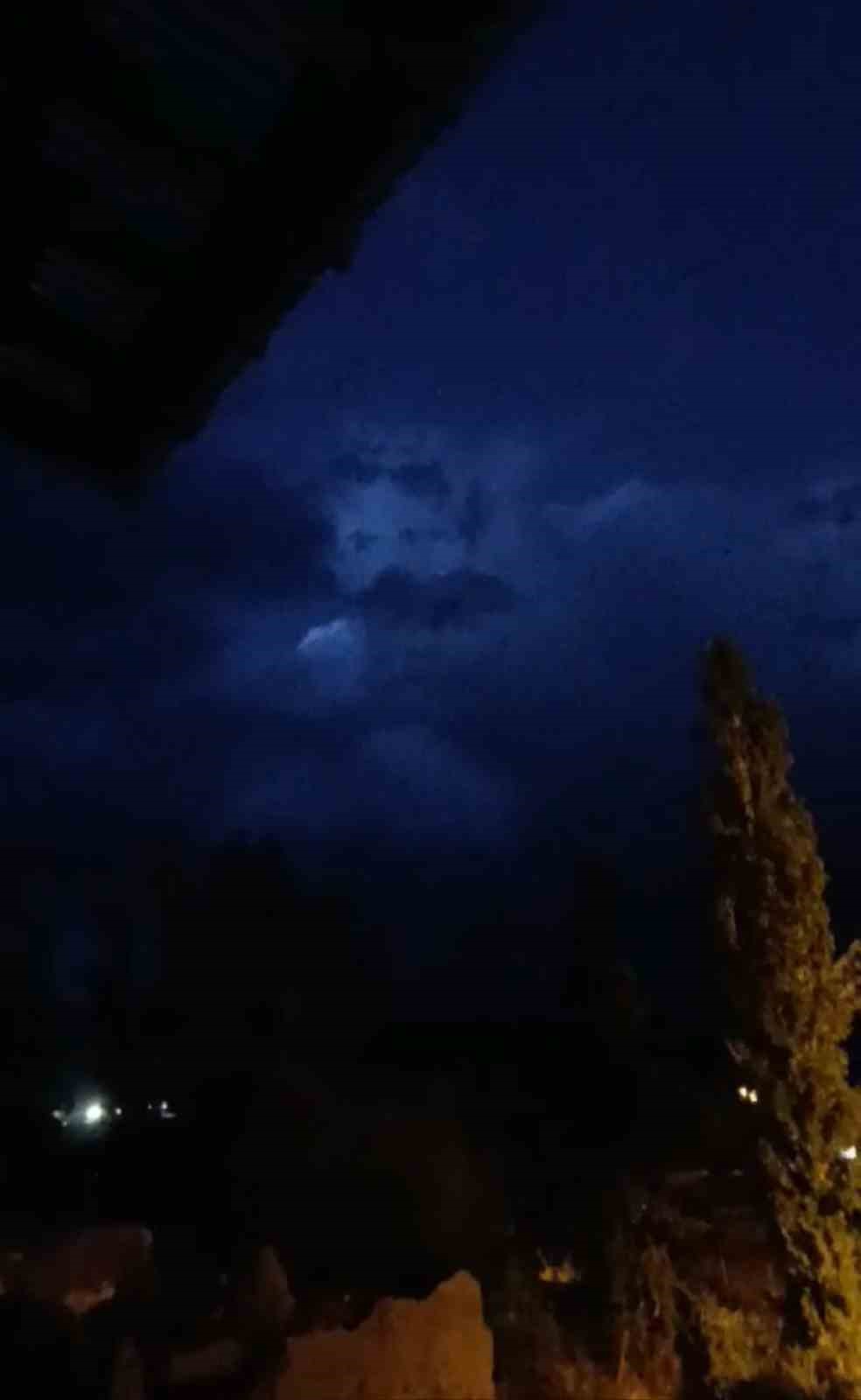 Yüksekova’da gece vakti ilginç görüntü: Bulutlarda insan yüzü görüldü