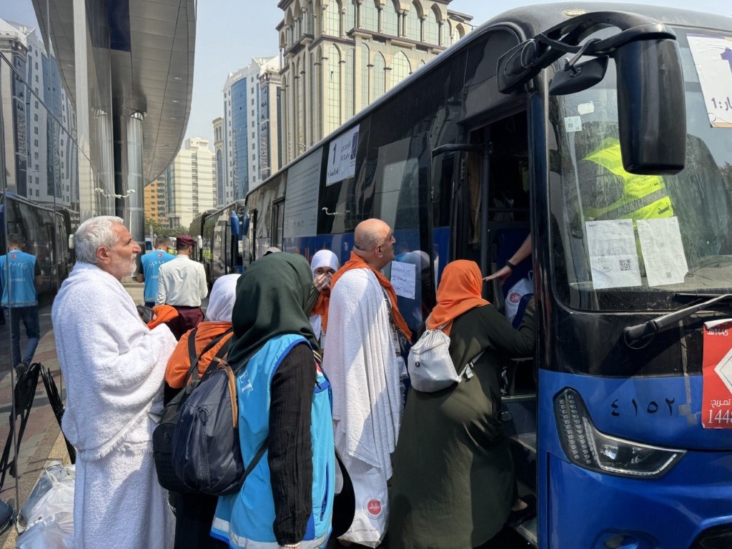 Hacıları Arafat’a otobüs kapılarını barkodla kilitleyip gönderiyorlar