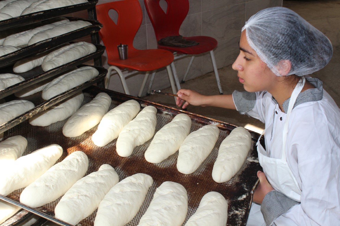 Siirt’te öğrenciler günde 6 bin ekmek üretiyor