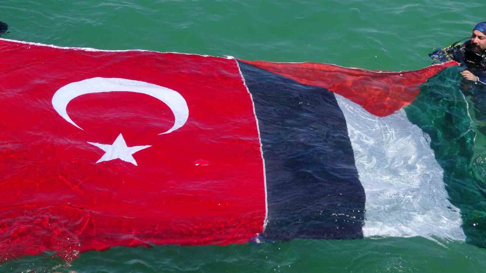 Van Gölü’nün yüzeyinde Türk ve Filistin bayrakları açıldı