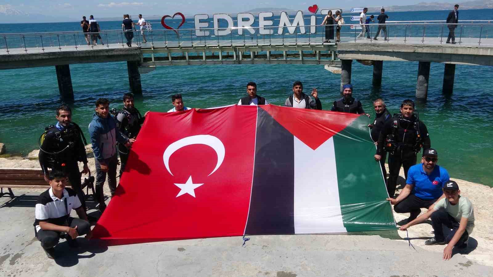Van Gölü’nün yüzeyinde Türk ve Filistin bayrakları açıldı