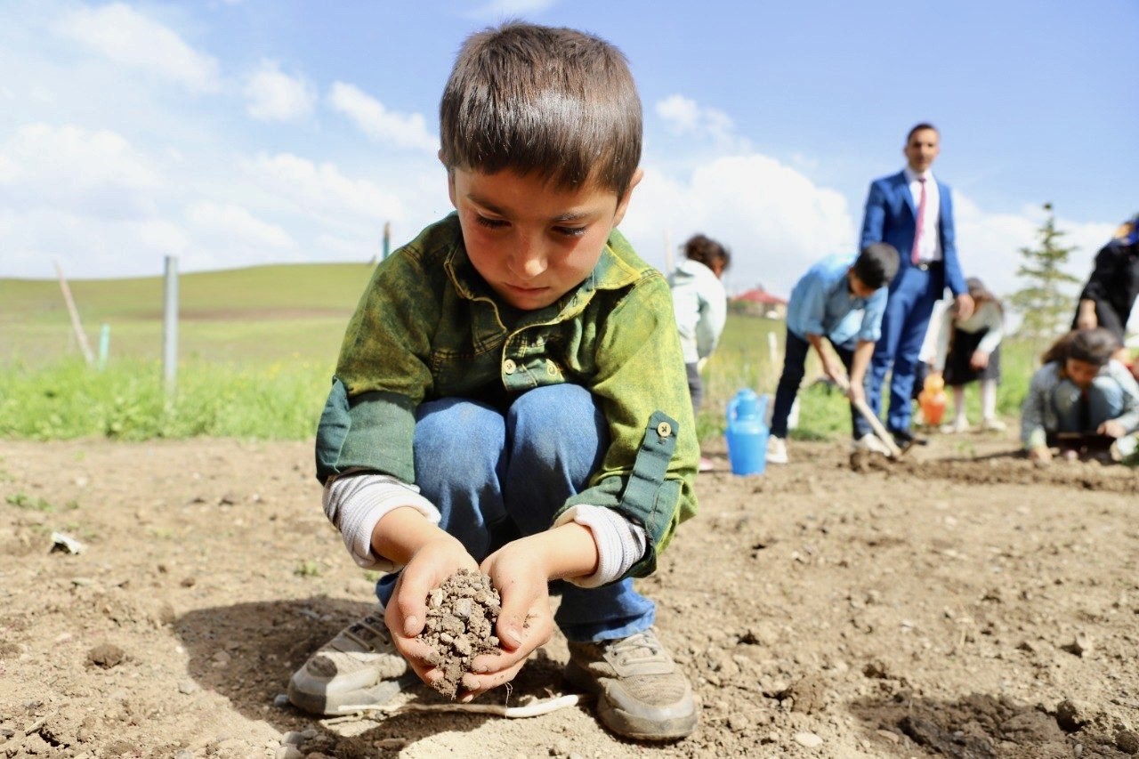 Atıl alanı organik tarım alanına çeviren fedakar öğretmen, ürünlerin geliriyle öğrencilerin eğitim ihtiyaçlarını karşılıyor