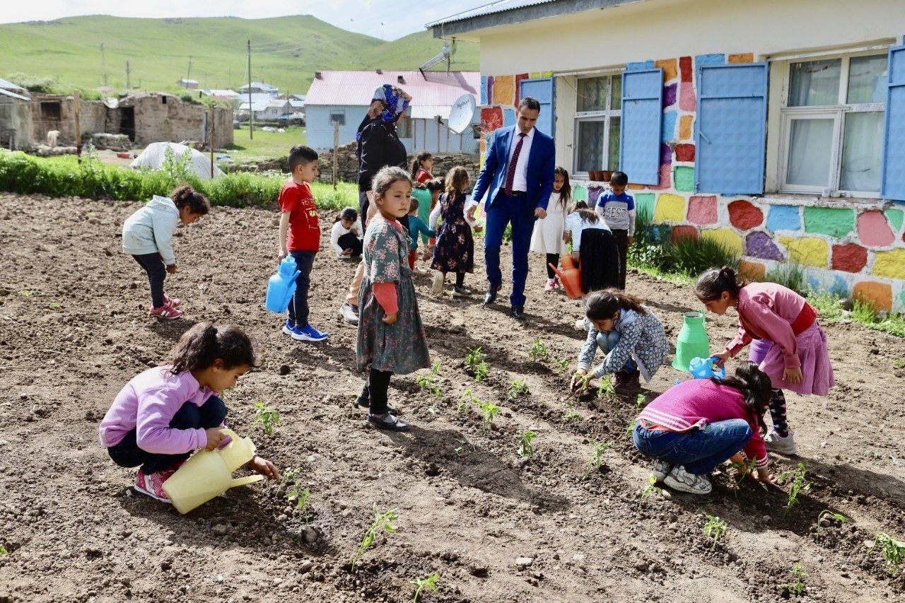 Atıl alanı organik tarım alanına çeviren fedakar öğretmen, ürünlerin geliriyle öğrencilerin eğitim ihtiyaçlarını karşılıyor