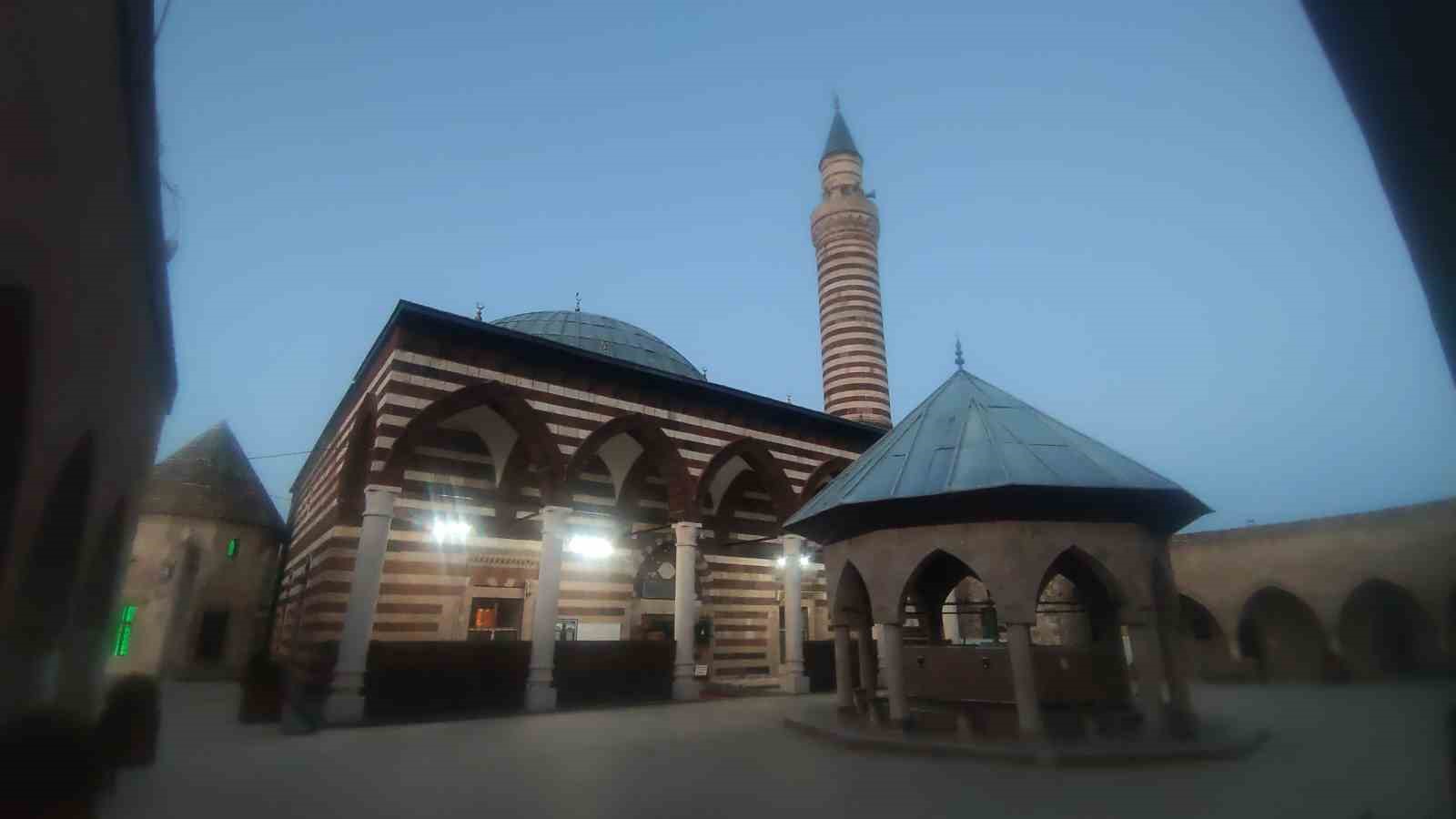Tarihi camide Kurban Bayramı namazı