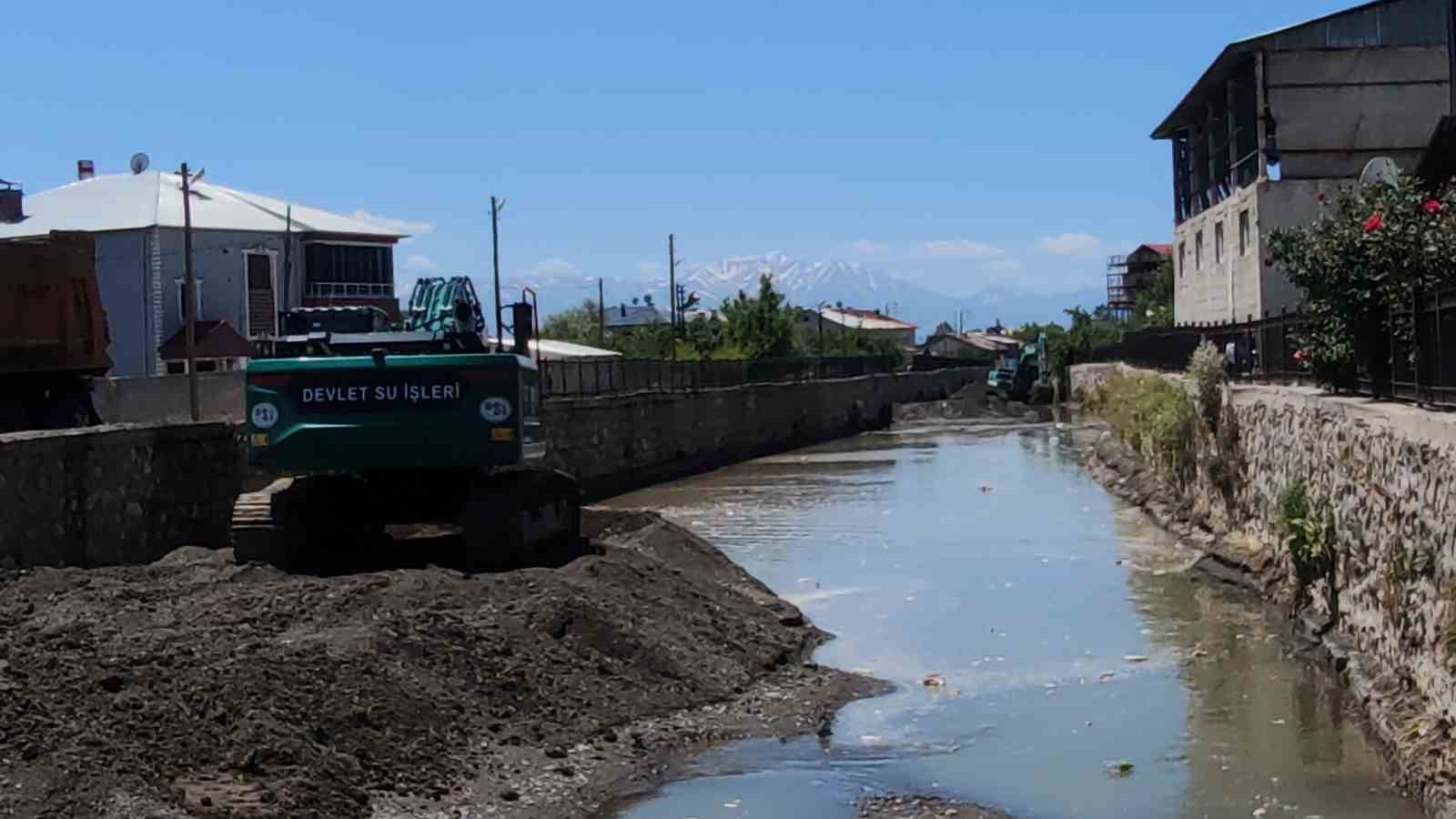 Uzmanlardan Akköprü deresinde çalışma yapan iş makinelerine tepki