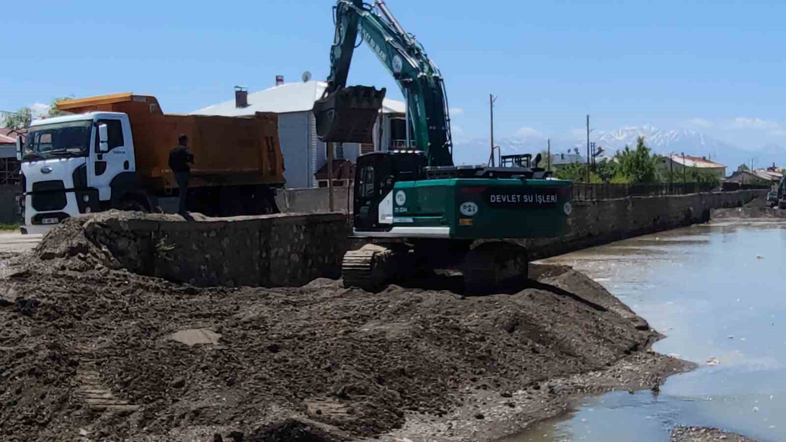 Uzmanlardan Akköprü deresinde çalışma yapan iş makinelerine tepki