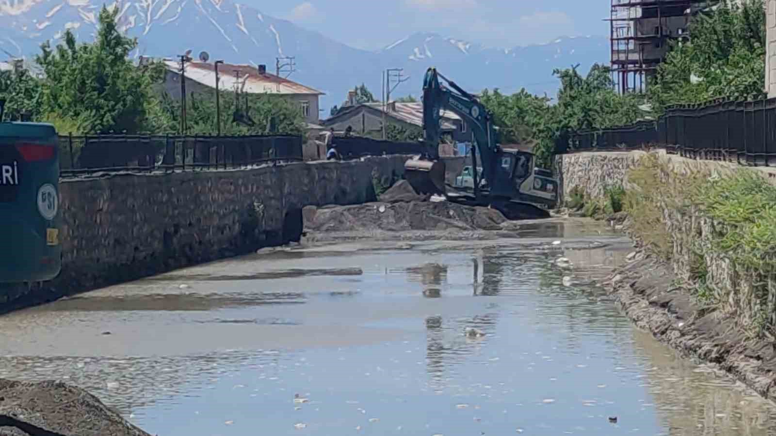 Uzmanlardan Akköprü deresinde çalışma yapan iş makinelerine tepki