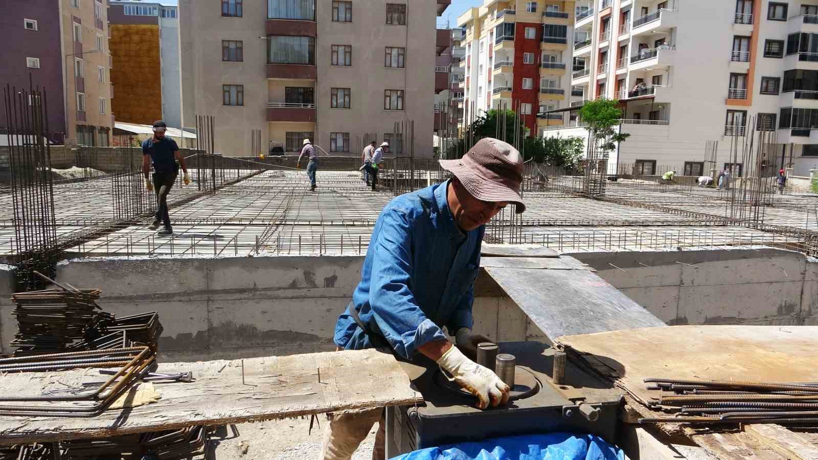 Van’da inşaat işçilerinin sıcaklarla mücadelesi başladı